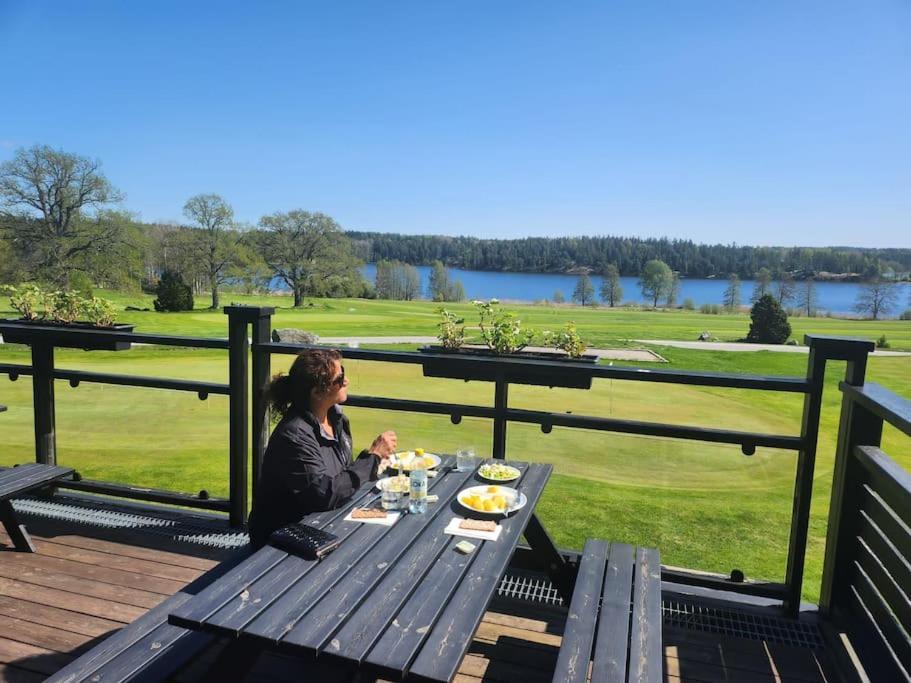 Nyrenoverat Strandnaera Med Fantastisk Utsikt Rimbo Luaran gambar